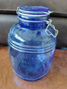 lot 263 image: Beautiful Blue Glass Cracker Barrel Style CookieFlour Jar