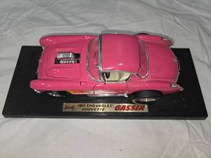 lot 173 image: Road Legends 1957 Corvette Model
