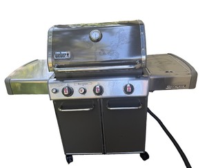 lot 44 image: Weber Genesis Special Edition Gas Grill