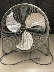 lot 57 image: Masterforce Industrial 3-Speed Floor Fan with damaged blade, works needs repaired