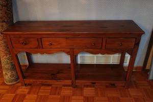lot 328 image: 3-Drawer BuffetConsole Table
