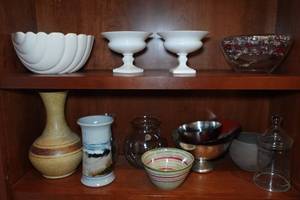 lot 334 image: Assorted Bowls and Vases