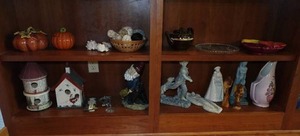 lot 336 image: Assorted Home Dcor - Bird Houses, Statues, Plates