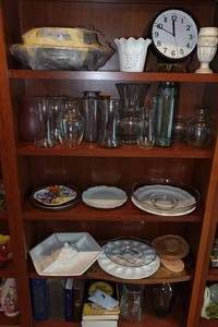 lot 339 image: Assorted Home Dcor - Vases, Clock, Plates