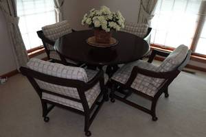 lot 344 image: Kitchen Table Set - Table with 4 Chairs