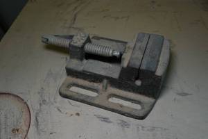 lot 80 image: Small Bench Vise