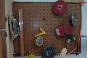 lot 91 image: Assorted Saw Blades and Air Hose