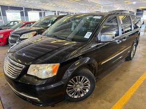 lot 10 image: 2014 Chrysler Town & Country Touring