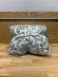 lot 140 image: VCNY Reversible Comforter