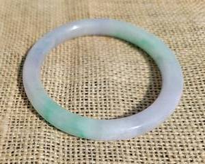 lot 101 image: Purple Apple Jade Bangle Bracelet