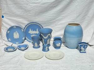 lot 167 image: Vintage Wedgwood Jasperware Porcelain Collection