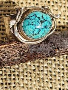 lot 102 image: Sterling Silver Modernist Turquoise Ring  Sz 7.5, 16g