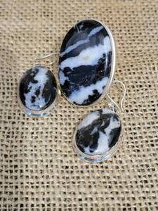 lot 114 image: Striking Sterling Silver Zebra Agate Ring and Earring Set