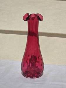 lot 174 image: Beautiful Vintage Glass Vase - Cranberry
