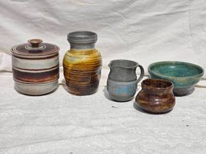 lot 185 image: Vintage American Studio Ceramic Pottery Collection - (5)