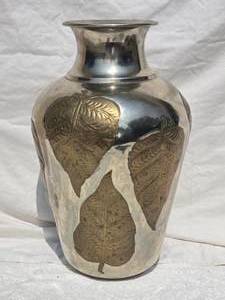 lot 61 image: Fantastic Vintage Studio Art Vase - Nancy Gezella - Mirrored Silver with Leaf Accent