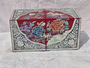 lot 301 image: Stunning Lacquered Chinese Jewelry Box