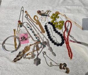 lot 303 image: Stylish Costume Jewelry Collection - (24)