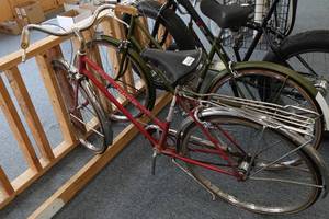 lot 320 image: Vintage Schwinn Traveler Bike