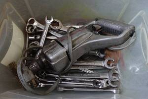 lot 718 image: Wrenches with Drill