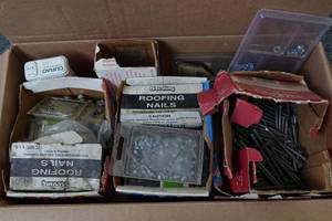 lot 720 image: Assorted Screws and Roofing Nails