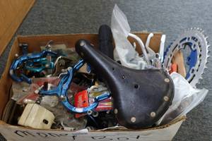 lot 724 image: Assorted Bike Parts - Seat, Brake Calipers, Gears