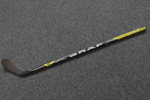 lot 594 image: Graft Ultra 75 Youth Right Handed Hockey Stick