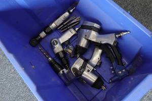 lot 800 image: Assorted Air Tools