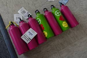 lot 809 image: 7 Aluminum Water Bottles