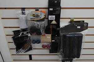 lot 864 image: Assorted Hanldebar Accessories