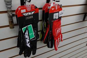 lot 908 image: 5 Pairs of Racing Gloves - Sizes 6 & 7