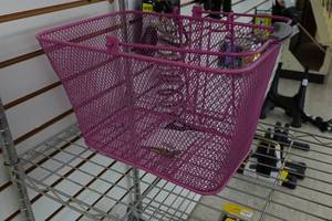lot 933 image: Sunlite Mesh Lift Off Front Basket