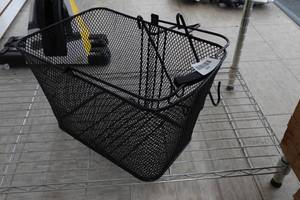 lot 930 image: Sunlite Mesh Lift Off Front Basket