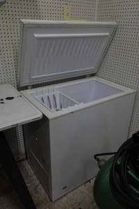 lot 614 image: Chest Freezer
