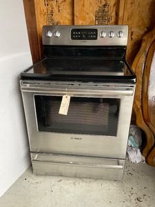 lot 122 image: Bosh 30 Stainless Electric Range