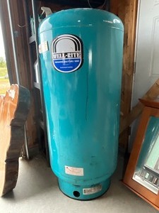 lot 1 image: Pressure tank 43.6, Large Well Rite