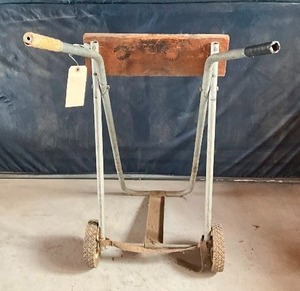 lot 31 image: Alum outboard motor stand