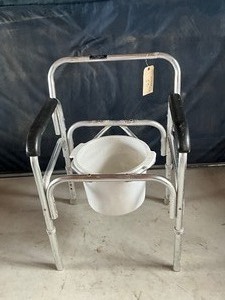 lot 33 image: Commode  Alum
