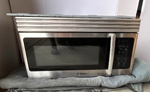 lot 62 image: Microwave