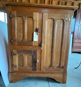 lot 67 image: Antique Oak Ice Chest  Box