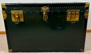 lot 31 image: Large Antique Steamer Trunk with 2 TraysInserts plus lock and key