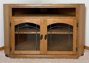 lot 39 image: Oak Corner TVMedia Cabinet