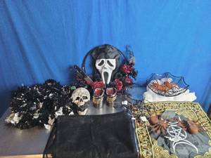 lot 24 image: Halloween Decor
