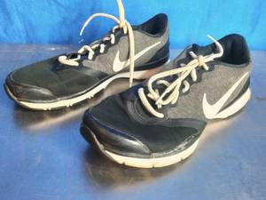 lot 36 image: Nike Tennis Shoes Size 6.5