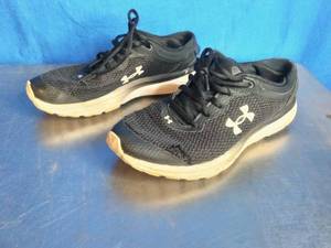 lot 37 image: Under Armor Tennis Shoes Size 8.5