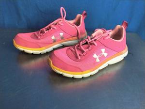 lot 38 image: Under Armor Tennis Shoes Size 6.5