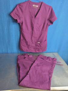 lot 41 image: Grays Anatomy Scrubs Size Medium