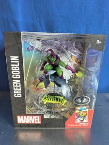 lot 16 image: McFarlane Toys Marvel Collection Spider-Man Green Goblin 110th Scale Statue