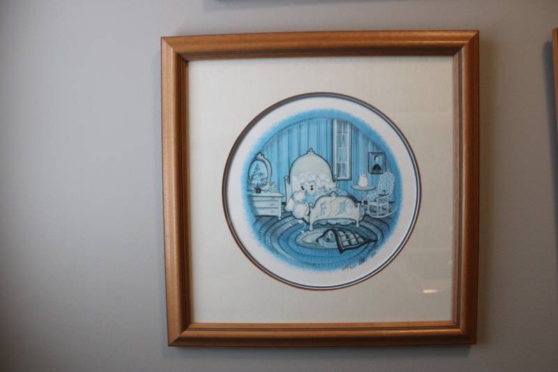 lot 105 image: Framed Collector Plate with Blue Bedroom Scene Artwork