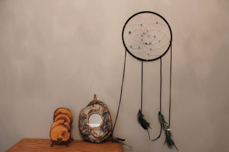 lot 144 image: Dreamcatcher, Rustic Wood Slice Coasters, and Sand Dollar Ceramic Mirror Set